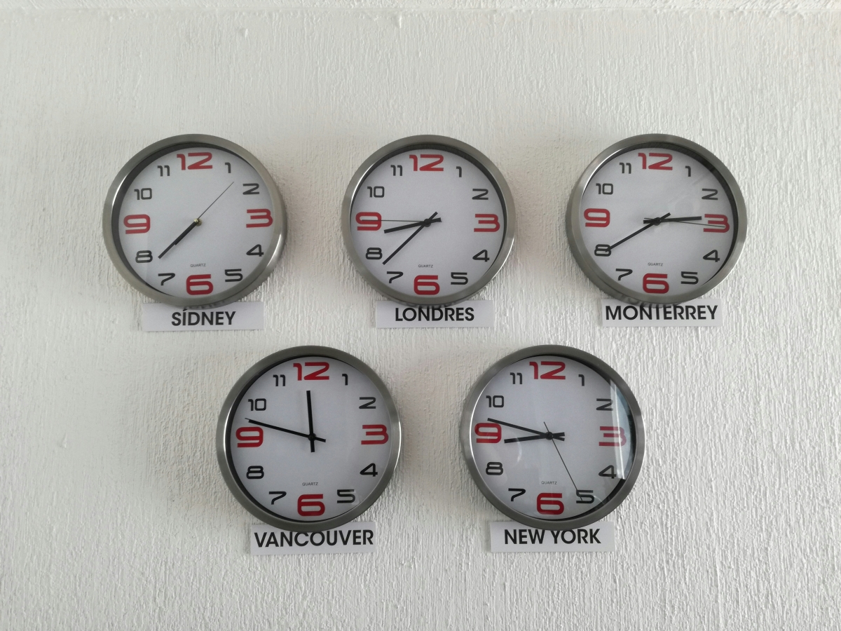 Which city are represented in GMT-05:00 exact time?